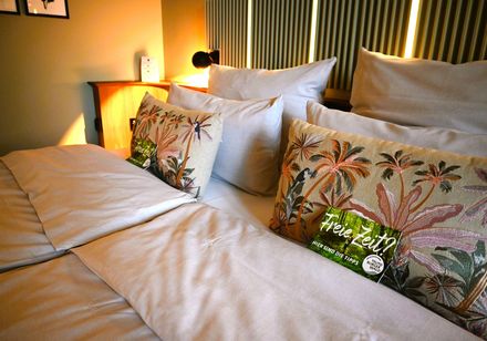 Bed in een hotelkamer, met een kaart ervoor