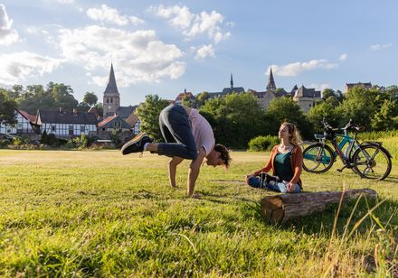 Een man is aan het sporten op een grasveld