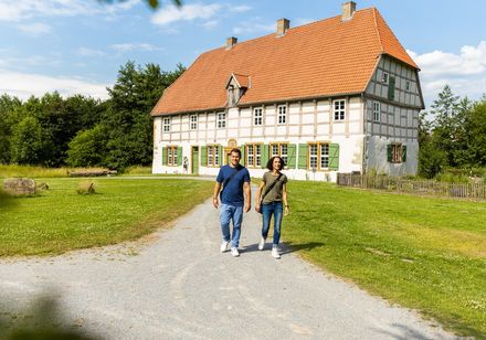 Twee personen op een pad voor het Werburgmuseum in Spenge