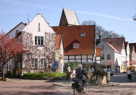 Fietser voor figuren op plein Halle