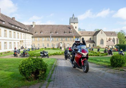 Motorrijders groeten elkaar in het historische hotel Gehrden