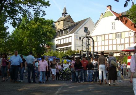 Mensen op de Barmeierplatz tijdens het kersenbloesemfestival