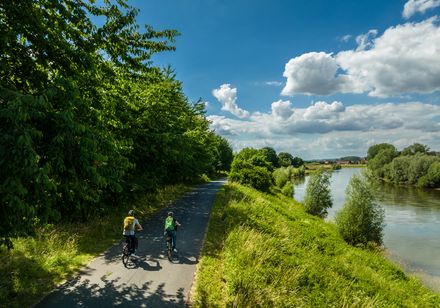 Fietsers op het Weser-fietspad bij Kalletal