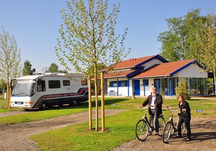 Kampeerplaats voor Rila, twee fietsers ernaast