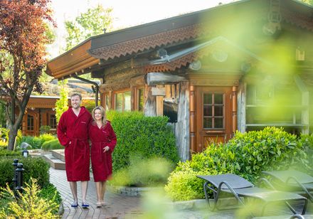 Stel wandelt door saunatuin van H2O