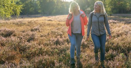 Twee vrouwelijke wandelaars in de Senne, Moosheide in Hövelhof