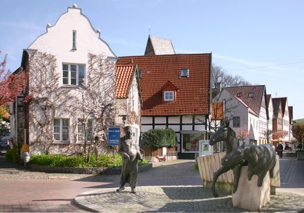 Ronchiniplein in Halle Westfalen met figuren