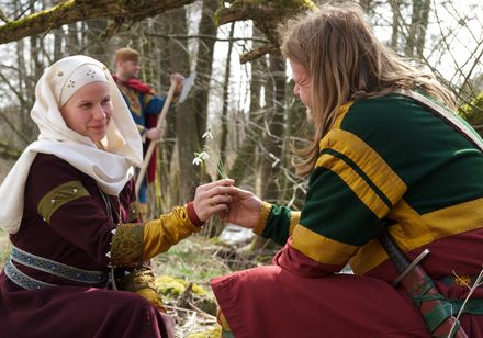 Twee historisch geklede mensen in het openluchtmuseum