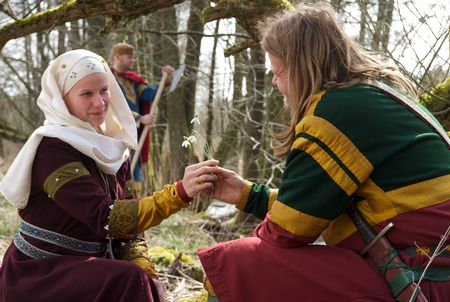 Twee historisch geklede mensen in het openluchtmuseum