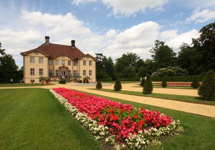 kasteel Schieder achter een bloembed