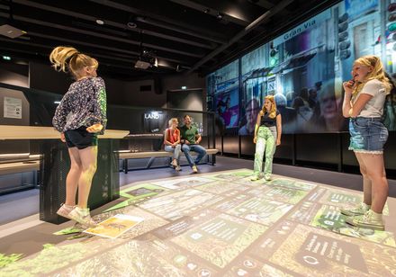 3 kinderen bij belevingsstations in de Klimaerlebniswelt