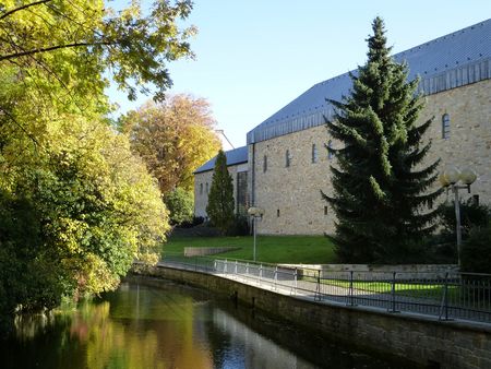 Buitenaanzicht Kaierpfalz en Rothobornpader met bomen