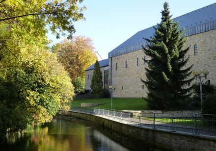 Buitenaanzicht Kaierpfalz en Rothobornpader met bomen