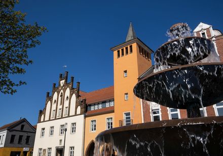 Het oude stadhuis met bierfontein