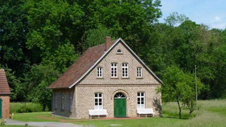 historisch bakstenen huis met een rood zadeldak