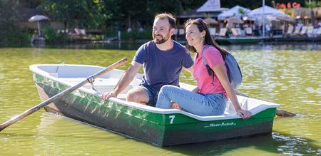 Twee personen in een roeiboot