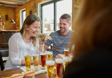 Lachende mensen tijdens een bierproeverij
