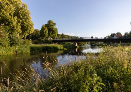 Rivierlandschap met brug