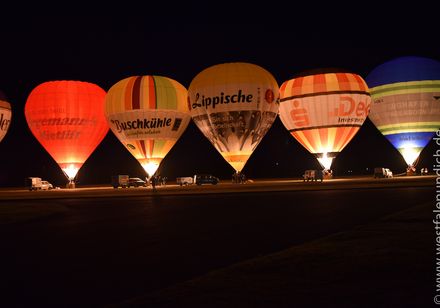Gloeiende heteluchtballonnen op het festival op het vliegveld van Oerlinghausen