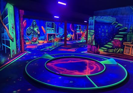 Indoor-uitstapje naar het avonturenpark Meiwes met blacklight-minigolf
