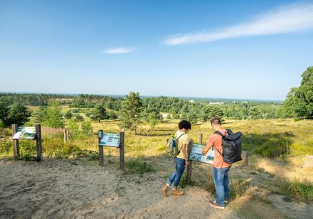 Wandelaars voor de Hassler zandgroeve met alpenweidelandschap