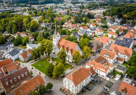 Luchtfoto van Versmold, met in het midden de Sint-Petruskerk