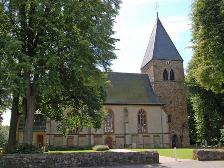 De stiftskerk in Quernheim met een stenen gebouw