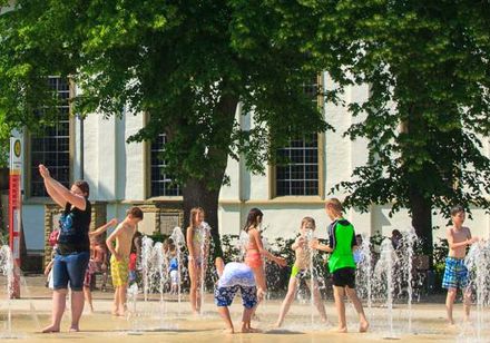 Kinderen spelen in de fontein op het marktplein in Leopoldshöhe