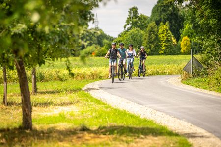 Een groep fietsers op het Else-Werre-fietspad in Kirchlengern