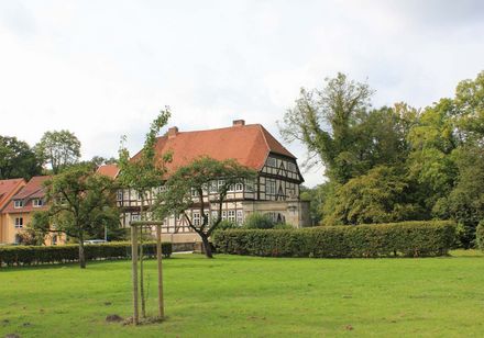 Vakwerkgebouw met tuin - voormalig jachthuis