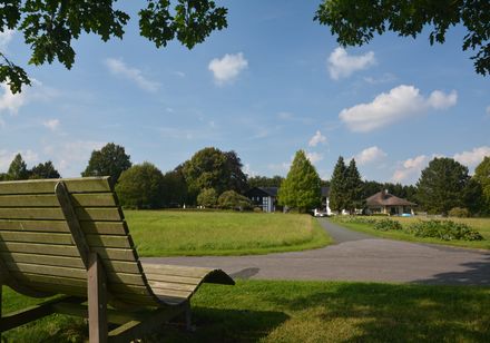 Bosbank met uitzicht op de natuur