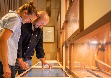 Mensen bekijken de digitale Kneipp-bibliotheek