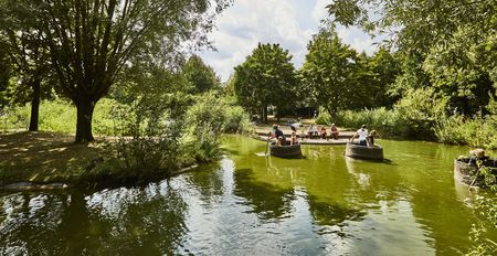 Kinderuitstapje met een tochtje in een ton in het Flora-Westfalica-Park