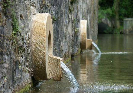 Water stroomt uit de bron - Paderquellen