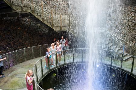 Mensen kijken naar waterkraters in Aqua Magica Park