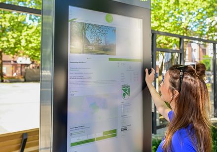 Vrouw bedient digitale stele