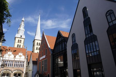 Huizen op het marktplein met kerktorens en gevels