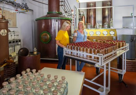 Twee vrouwen bezoeken het Historisch Museum in Steinhagen