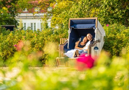 Mensen ontspannen in een strandstoel op het pekelstrand
