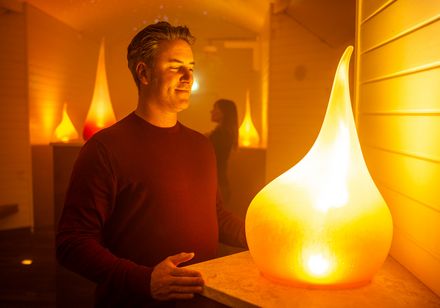 Man staat in warm verlichte mistkamer