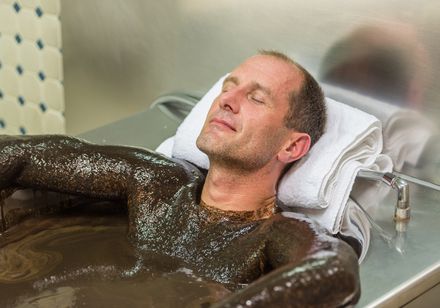 Man in een modderbad