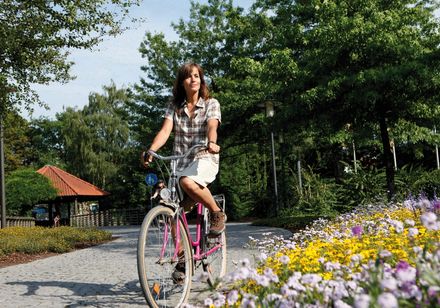 Fietser op pad naast bloemen