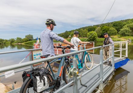 Fietsen op de veerboot in Beverungen Wehrden