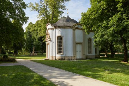 kleine kapel omringd door weelderige bomen