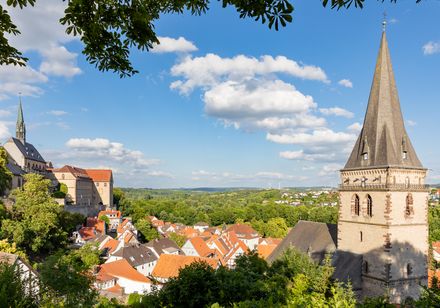 De oude binnenstad van Warburg met de kerktoren