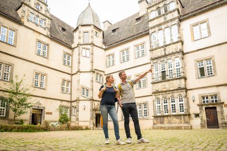 Twee mensen voor kasteel Varenholz