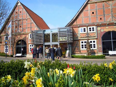 Gebouw Culinarium Westfalen, bloemen op de voorgrond