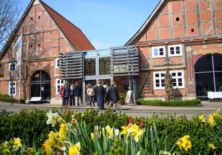 Gebouw Culinarium Westfalen, bloemen op de voorgrond