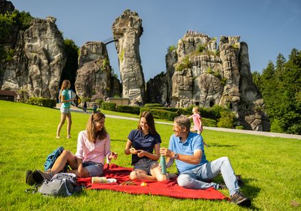 Picknick bij de Externsteine, op de achtergrond spelen twee kinderen