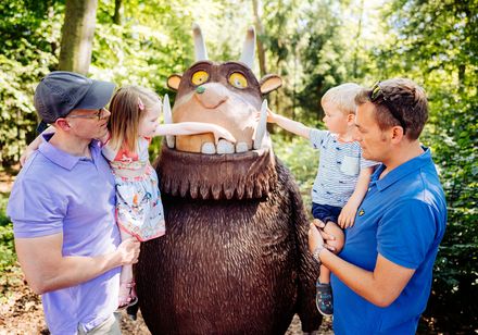 Familie met Grüffelo-figuur